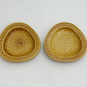 Mid Century RORSTRAND SCHWEDEN NORDISKA VeterinarMOTET 1951 Dekorativer Teller Aschenbecher Schwedisches Steinzeug 50er 60er Jahre Dekor Skandinavisches Design
