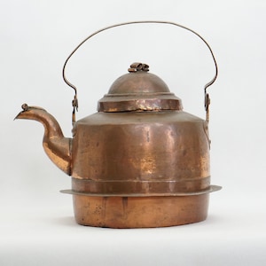 Hervidor de cobre sueco antiguo: Jarra rústica hecha a mano con asa de madera