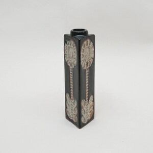 Jarrón triangular de cerámica vintage, estilo moderno escandinavo, relieve floral negro, cerámica de los años 60.