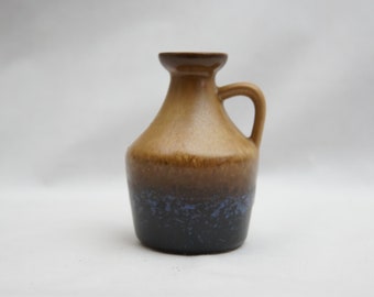 Könnte beinhalten: Eine braune und blaue Keramikvase mit Henkel. Die Vase hat eine gefleckte Glasur und einen runden Körper.