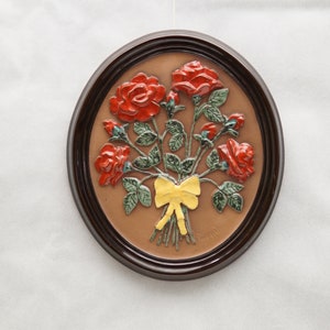 Gabriel Sweden owalna CERAMICZNA PŁYTKA ŚCIENNA Czerwone kwiaty Wisząca płytka ścienna Vintage Szwedzka ręcznie robiona ceramika Kwiatowy wystrój z lat 60.