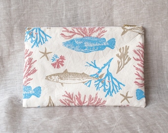 Dames plat pochet katoen linnen ecru met de hand bedrukt zeewier vispatroon bedrukt pastel veelkleurig goudblauw roze reisstrand kit