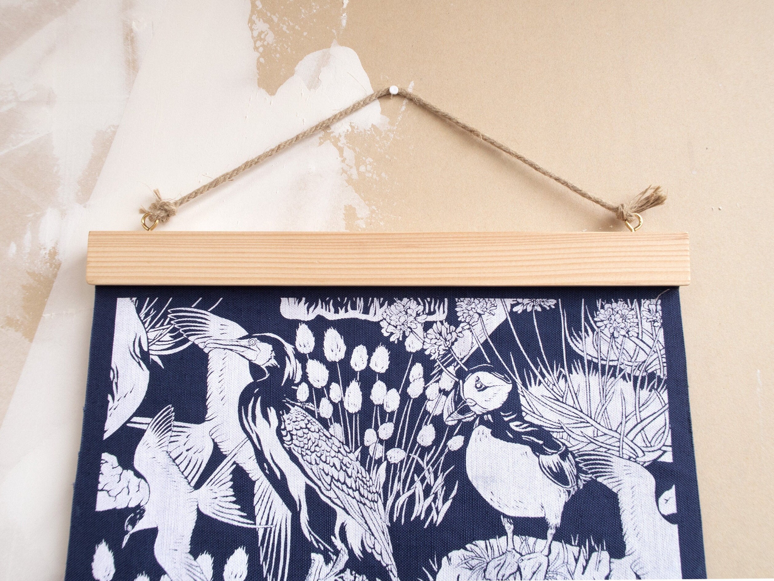 Tenture Murale Tissu Bois Coton Imprimé Blanc sur Bleu Oiseaux de Mer Suspension Kakemono Déco Fait-