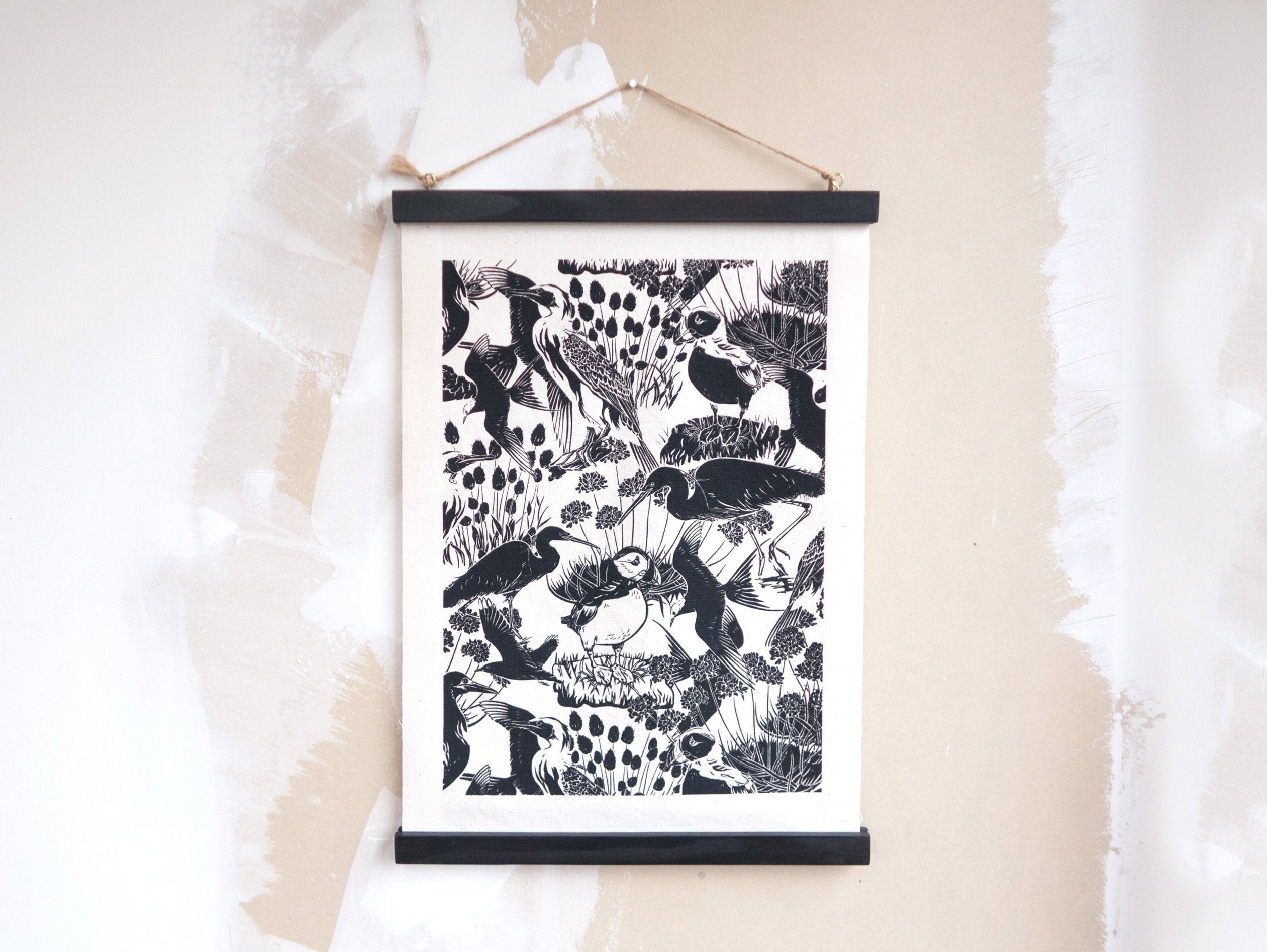 Tenture Murale Tissu et Bois Lin Écru Imprimé Oiseaux de Mer Noir Blanc Suspension Kakemono Fait-Mai