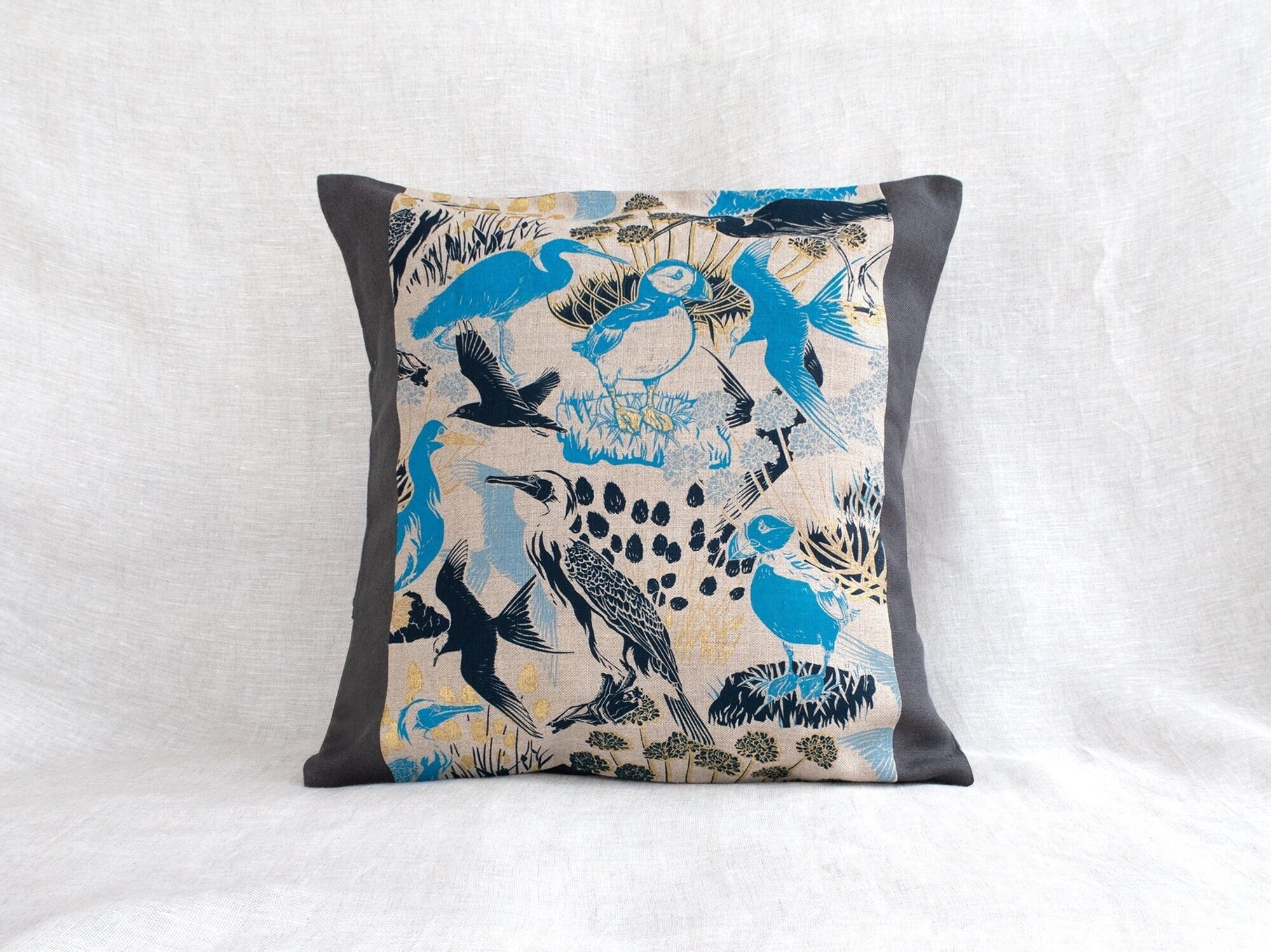 Coussin en Lin Lavé Gris Foncé Anthracite Fabriqué à La Main Carré Imprimé Motif Oiseaux de Mer Maca