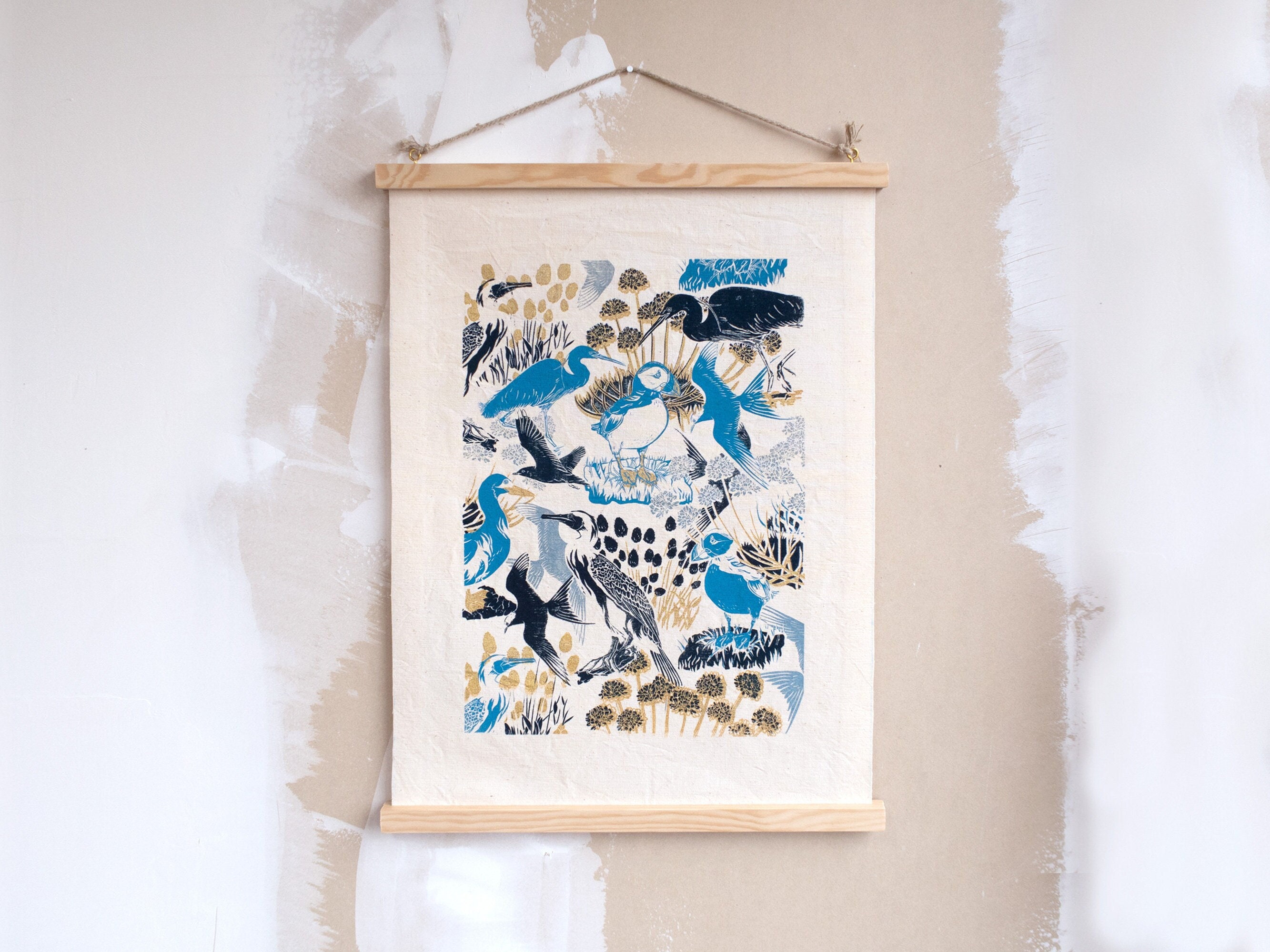 Décoration Murale Textile en Lin Ecru Bois Motif Imprimé Oiseaux de Mer Suspension Kakemono Fait-Mai