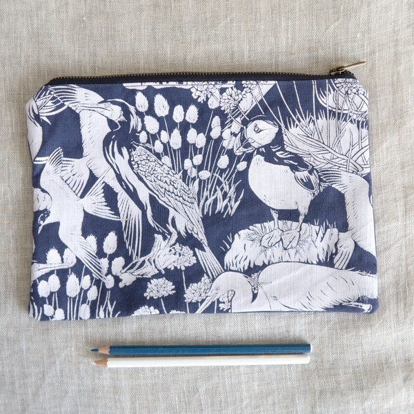 Pochette tissu pour femme en lin bleu gris motifs blancs imprimé oiseaux mer décoratif macareux mouette fleurs trousse maquillage fait-main