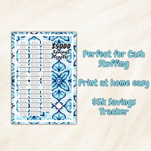 Pode incluir: Um rastreador de poupança azul e branco com um design floral de azulejos. O rastreador é rotulado como "$5000 Savings Tracker" e inclui valores de $100 a $5000. O texto "Print at home easy" também está incluído.