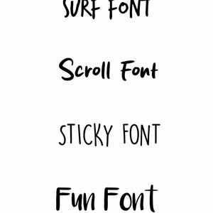Pu&ograve; includere: Un display grafico bianco con quattro distinti stili di testo neri disposti verticalmente. Il testo recita SURF FONT in maiuscolo, Scroll Font in formato titolo, STICKY FONT in maiuscolo e Fun Font in formato titolo, mostrando diverse tipografie.