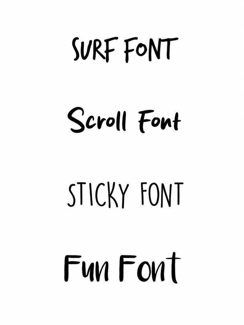 Pu&ograve; includere: Un display grafico bianco con quattro distinti stili di testo neri disposti verticalmente. Il testo recita SURF FONT in maiuscolo, Scroll Font in formato titolo, STICKY FONT in maiuscolo e Fun Font in formato titolo, mostrando diverse tipografie.