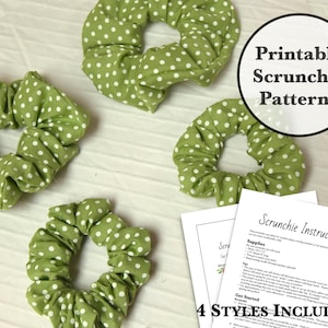 Op de afbeelding: Vier groene scrunchies met witte stippen. De scrunchies zijn gemaakt van stof en zijn in verschillende maten. De afbeelding bevat ook een vel papier met de tekst "Scrunchie-instructies" en "4 stijlen inbegrepen".