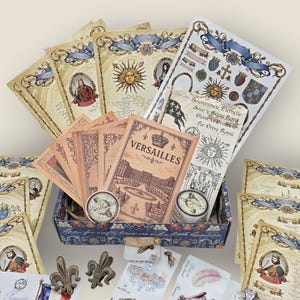 Könnte beinhalten: Eine Sammlung von Schreibwaren und Dekorationsartikeln im Vintage-Stil mit dem Thema Versailles. Die Artikel umfassen Postkarten, Karten und Aufkleber mit Illustrationen historischer Figuren, Sonnen und Fleur-de-Lis-Designs.