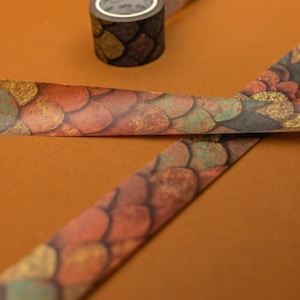 Nastro Washi Dragon Scales: dona un tocco concreto, ardente e medievale e aggiunge profondità a diari, album, progetti multimediali e biglietti.