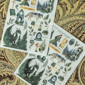Op de afbeelding: Twee vellen stickers met fantasiethema's met illustraties van draken, wolven, elfen en bosscènes. De stickers bevatten de tekst "Fantasy", "Forest" en "Elves". De stickers hebben een aquarel-stijl.