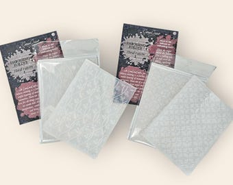 Pastas de relevo com padrões florais para adicionar textura e um aspecto 3D a páginas de scrapbooking, diários, cartas e trabalhos artísticos em técnica mista.
