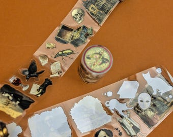 Ruban adhésif transparent Poe : motifs gothiques littéraires et mélancoliques prédécoupés pour ajouter de la texture et de la profondeur aux projets artistiques, aux albums de scrapbooking et aux techniques mixtes.