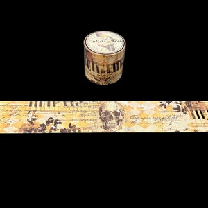 Könnte beinhalten: Eine Rolle Washi-Tape mit einem Vintage-Design mit einem Totenkopf, Klaviertasten, Noten und dem Text "Let your eyes go wild let the music set you free".