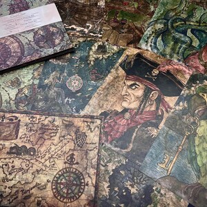 Juego de hojas de pegatinas y papel vitela con temática pirata, incluyendo piratas, loros y mapas del tesoro para diarios de viaje, álbumes de recortes y manualidades.