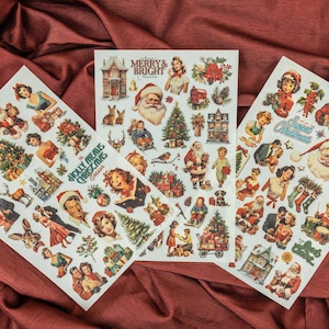 Puede incluir: Tres hojas de pegatinas navideñas de estilo vintage con varias ilustraciones festivas. Las pegatinas presentan a Papá Noel, árboles de Navidad e imágenes retro de personas. Las palabras "Merry & Bright", "Holly Meaus Christmas Season" y "Sweet Christmas" son visibles.