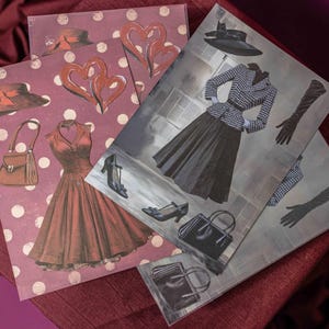 Könnte beinhalten: Vintage Modekunstdrucke mit Kleidern, Hüten, Handtaschen und Handschuhen. Die Drucke zeigen eine Retro-Ästhetik mit einer Farbpalette aus Burgunderrot, Weiß und Schwarz. Die Drucke sind auf einer burgunderfarbenen Oberfläche angeordnet.