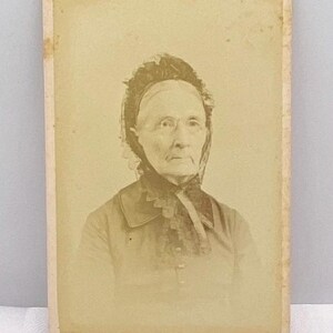 Woman in Bonnet Carte de Visite Portrait Photo - 1860s Antique Carte de Visite from Kanesville, Illinois - Chicago Portrait Photo