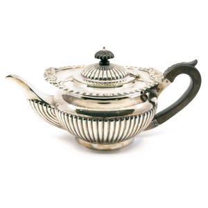 Théière ancienne en argent 856-2147