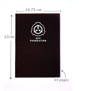 Peut inclure: Un carnet noir avec le logo et le texte de la Fondation SCP. Le carnet mesure 22,2 cm sur 35 cm et comporte 64 pages.