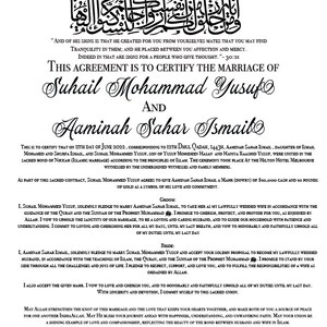Puede incluir: Un certificado de matrimonio isl&aacute;mico en blanco y negro con caligraf&iacute;a &aacute;rabe en la parte superior. El texto dice "Este acuerdo certifica el matrimonio de Suhail Mohammad Yusuf y Aaminah Sahar Ismail."