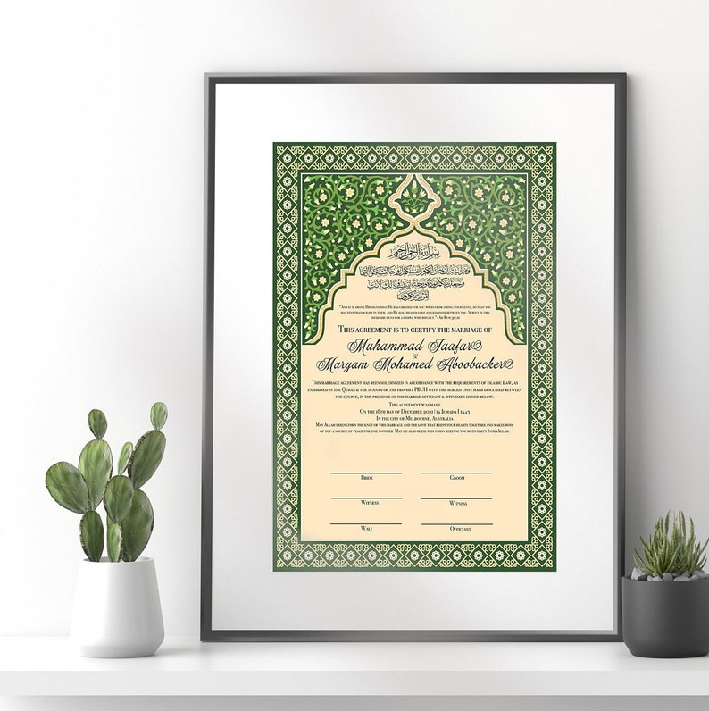 Pode incluir: Um certificado de casamento isl&acirc;mico verde e dourado com bordas florais ornamentadas. O texto diz "Este acordo certifica o casamento de Muhammad Jaafar e Maryam Mohamed Aboubucker".