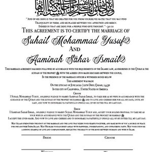 Pode incluir: Um certificado de casamento isl&acirc;mico preto e branco com caligrafia &aacute;rabe no topo. O texto diz "Este acordo certifica o casamento de Suhail Mohammad Yusuf e Aaminah Sahar Ismail".