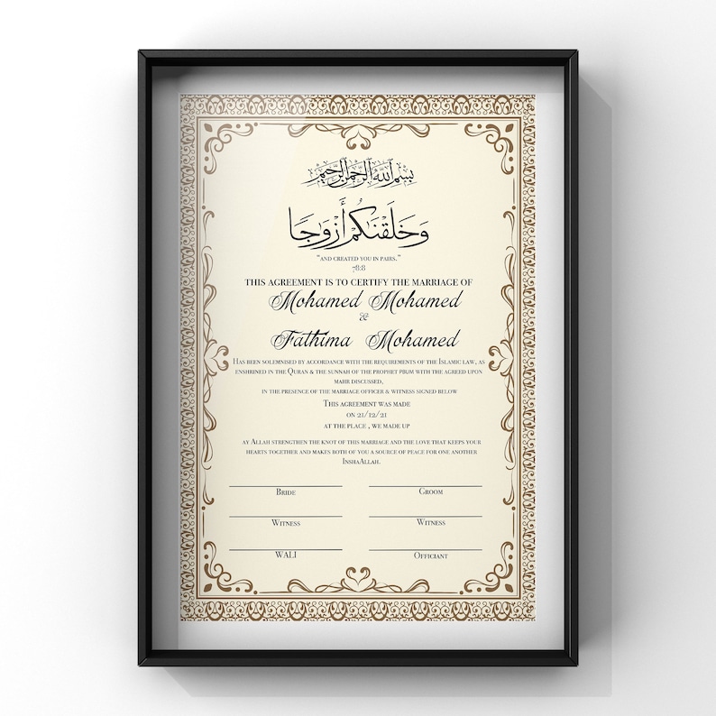 Puede incluir: Un certificado de matrimonio isl&aacute;mico decorativo con un borde dorado y caligraf&iacute;a adornada. El texto dice "Este acuerdo certifica el matrimonio de Mohamed Mohamed con Fathima Mohamed". El certificado incluye espacios para la novia, el novio, los testigos, el wali y el oficial.