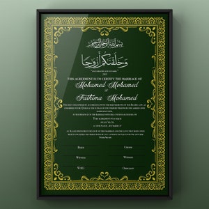 Puede incluir: Un certificado de matrimonio isl&aacute;mico verde y dorado con un borde adornado. El texto dice "Este acuerdo certifica el matrimonio de Mohamed Mohamed y Fathima Mohamed". La fecha del matrimonio es 21/12/21.