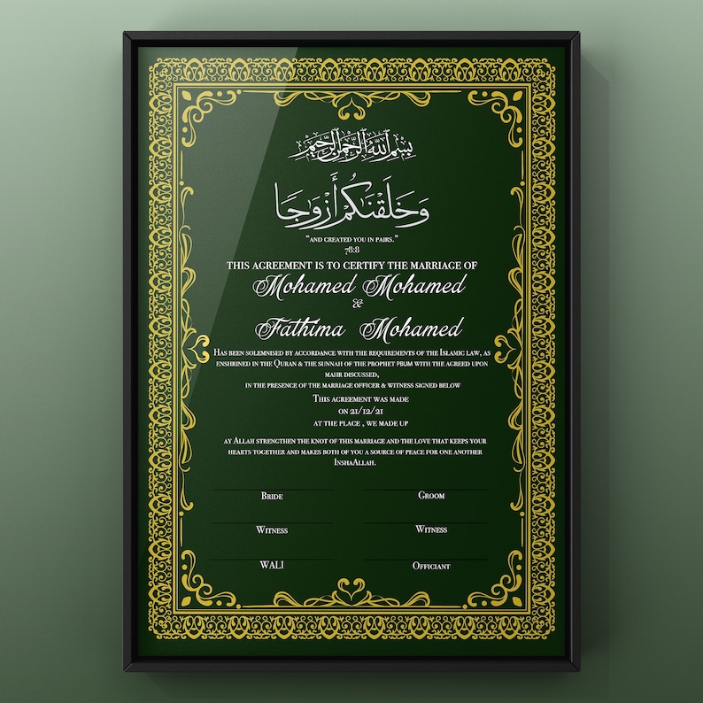 Puede incluir: Un certificado de matrimonio isl&aacute;mico verde y dorado con un borde adornado. El texto dice "Este acuerdo certifica el matrimonio de Mohamed Mohamed y Fathima Mohamed". La fecha del matrimonio es 21/12/21.