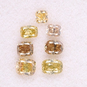 Puede incluir: Surtido de siete diamantes sueltos de talla cojín en varios tonos de amarillo y marrón.