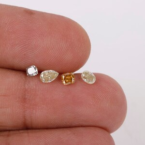 Puede incluir: Cinco diamantes sueltos de diferentes formas y tama&ntilde;os. Un diamante cuadrado, un diamante en forma de pera, un diamante cuadrado, un diamante en forma de pera y un diamante en forma de pera.