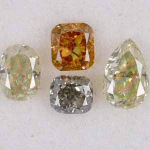 Puede incluir: Cinco diamantes sueltos de varias formas y tama&ntilde;os. Los diamantes son una mezcla de marr&oacute;n, amarillo y verde.