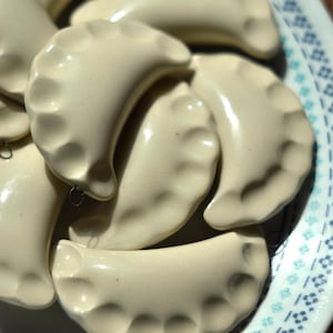 Keramische pierogi-versiering, handgemaakt Pools kerstcadeau met een origineel thema.