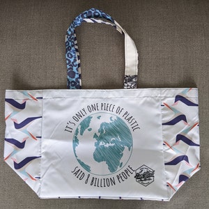 Einkaufs-/Einkaufstasche „Es ist nur ein Stück Plastik…“ recycelt und einzigartig – Mehrere Modelle – Strandtasche/Einkaufstasche