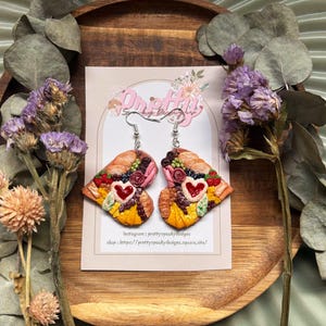 Pendientes de arcilla polimérica // Charcutería de San Valentín // Pendientes llamativos // Tablas de charcutería // Pendientes de comida // Comida en miniatura // Joyería