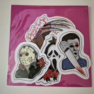 K&ouml;nnte beinhalten: Satz mit vier Aufklebern von Horrorfilmfiguren. Die Aufkleber zeigen Freddy Krueger, Jason Voorhees, Ghostface und Michael Myers. Die Aufkleber sind auf wei&szlig;em Papier mit gl&auml;nzendem Finish gedruckt.