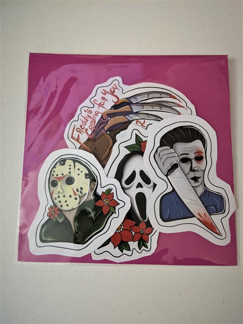 K&ouml;nnte beinhalten: Satz mit vier Aufklebern von Horrorfilmfiguren. Die Aufkleber zeigen Freddy Krueger, Jason Voorhees, Ghostface und Michael Myers. Die Aufkleber sind auf wei&szlig;em Papier mit gl&auml;nzendem Finish gedruckt.