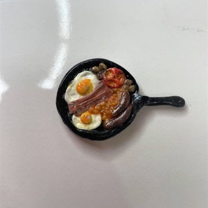 Polymer clay magnet // Fried Breakfast // Full english breakfast // fridge magnet // Miniature food // frying pan // kitchen decor