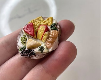 Tabla de quesos de arcilla polimérica con imán: decoración de comida en miniatura para el refrigerador