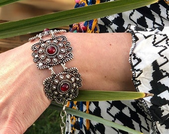 Beautiful and fine bracelet with red stones. The filigree workmanship gives a gentle and feminine look. Suitable gift for any occasion.