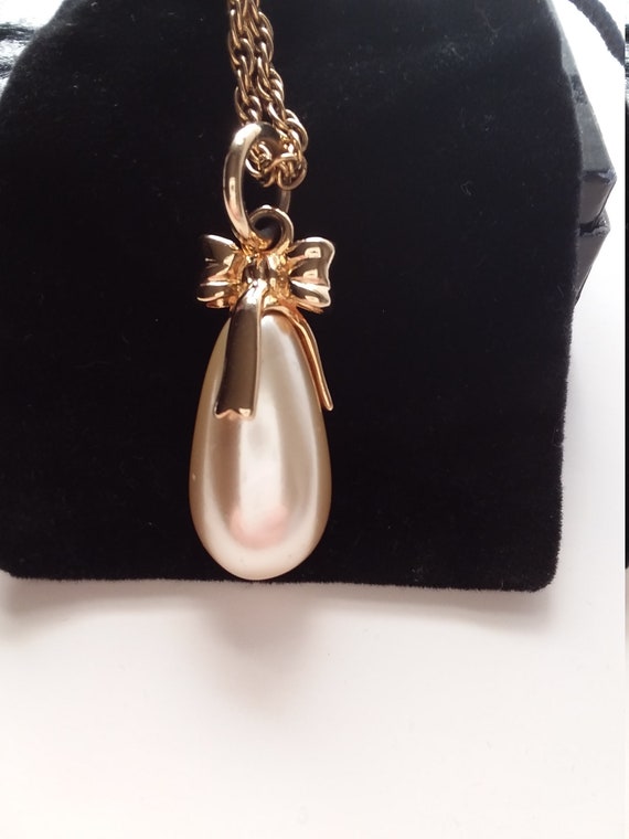 Vintage Joan Rivers Elongated Faux Pearl Necklace