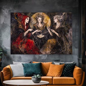 Puede incluir: Una gran impresión artística en lienzo que representa tres figuras con túnicas oscuras, sobre un fondo oscuro. La figura central está iluminada por un halo dorado. La obra de arte se exhibe sobre un sofá naranja con cojines decorativos.