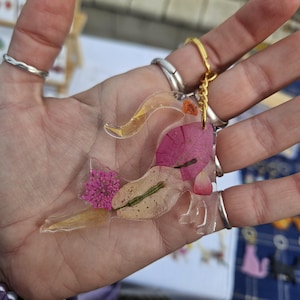real flower cat keyring | pressed flowers, gift for cat lovers, cat silhouette floral keychain