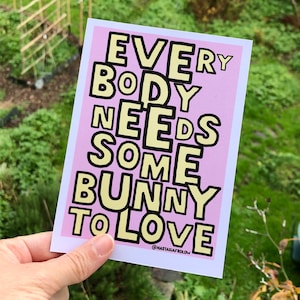 Illustration „Jeder braucht etwas Hase zum Lieben“, Postkarte, Poster, Schriftzug, Hasenzitat, Hasenliebhaber, The Blues Brothers