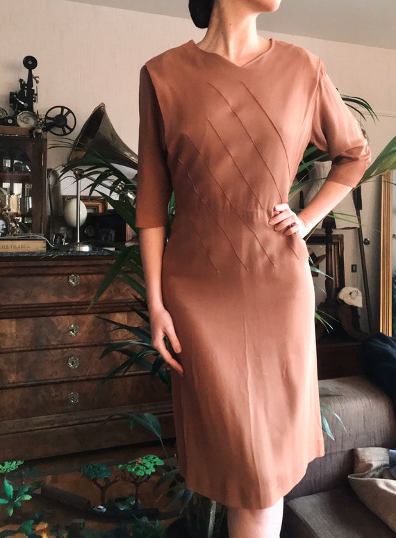 Vintage dress radiates 1940 40's