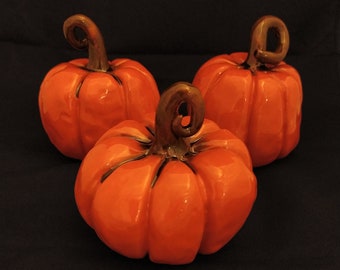 Handgefertigter Kürbis aus Keramik, Herbstdekoration, Halloween-Dekoration